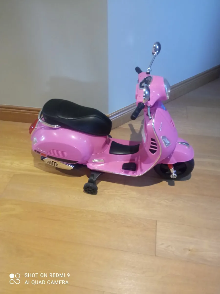 Child's electric vespa - Image 1