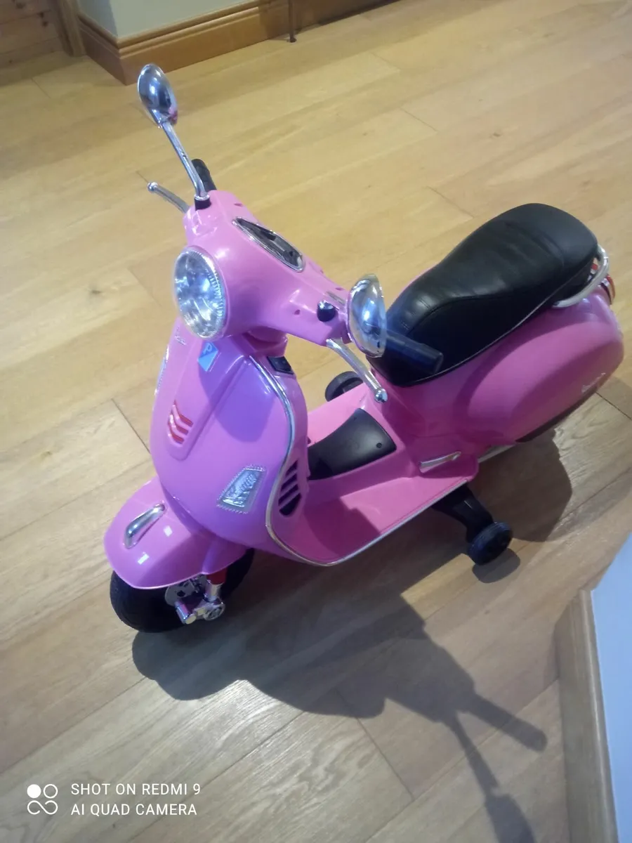 Child's electric vespa - Image 2