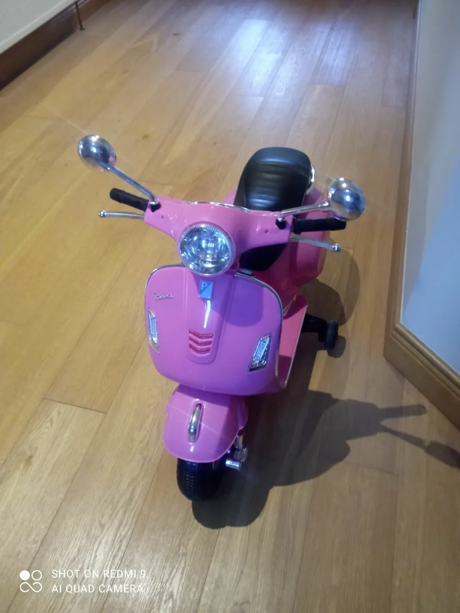 Child's electric vespa - Image 3