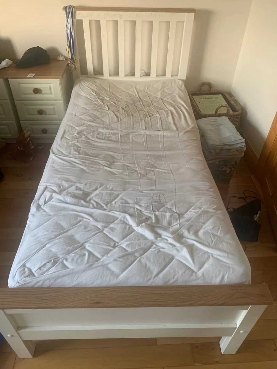 Single beds - Image 1