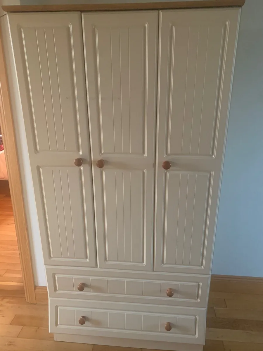 Wardrobe and vanity table - Image 1