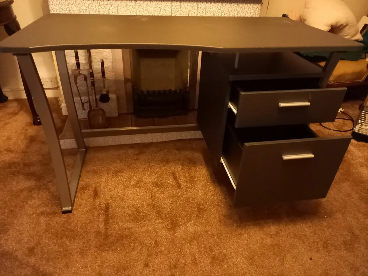 Table/desk - Image 3