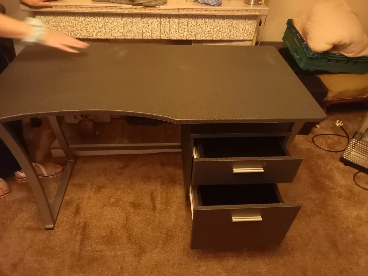 Table/desk - Image 4