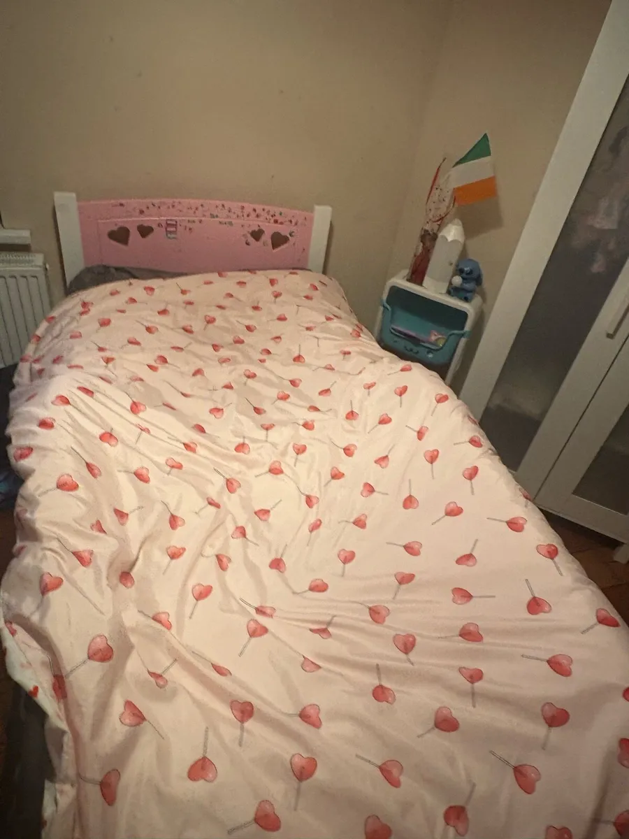 Girls pink heart bed - Image 1