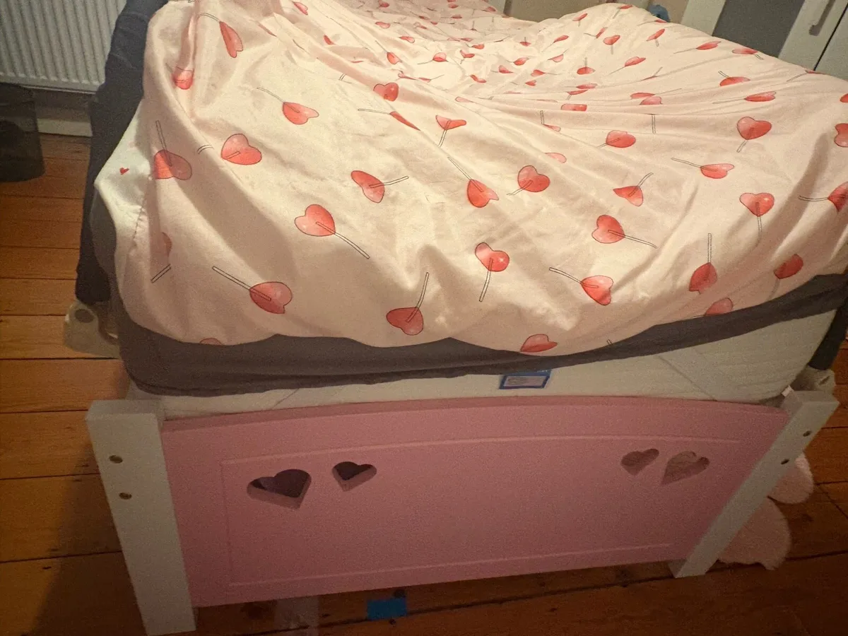 Girls pink heart bed - Image 2