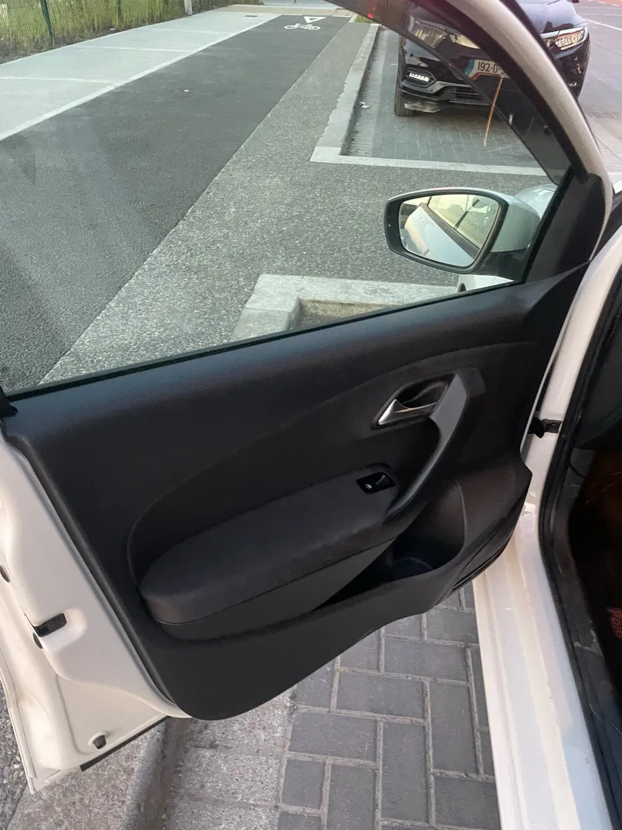 Automatic Volkswagen Polo - Image 4