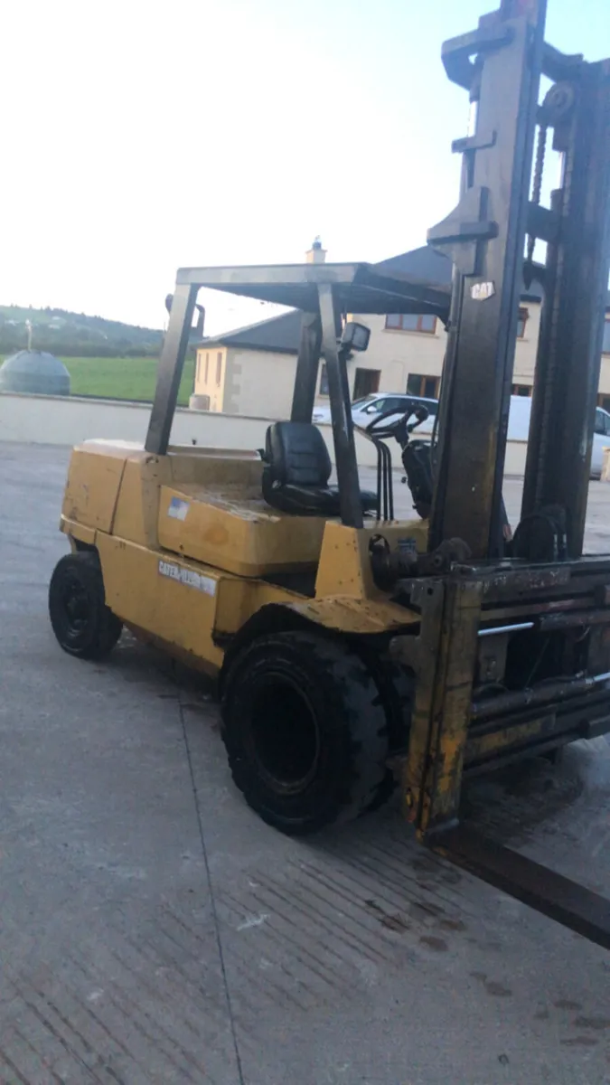 5 tonne catterpillar forklift - Image 1