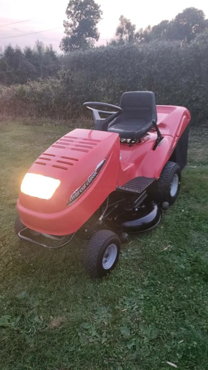 Castle garden ride on lawnmower - Image 1