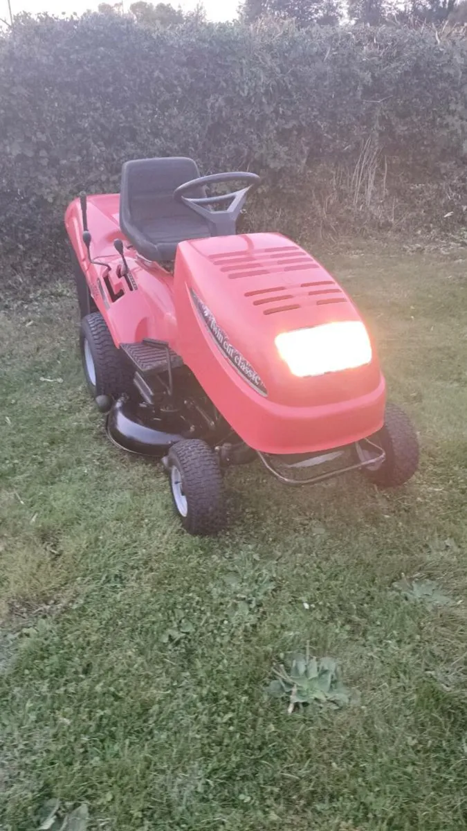 Castle garden ride on lawnmower - Image 2