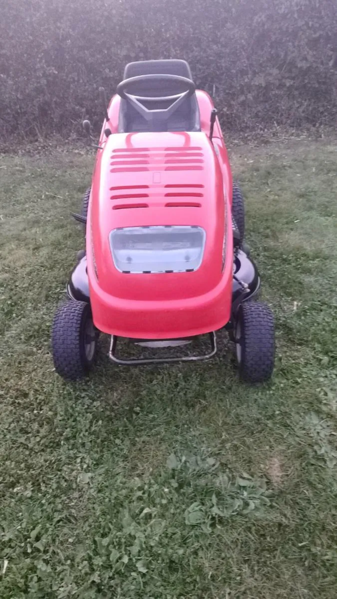 Castle garden ride on lawnmower - Image 3
