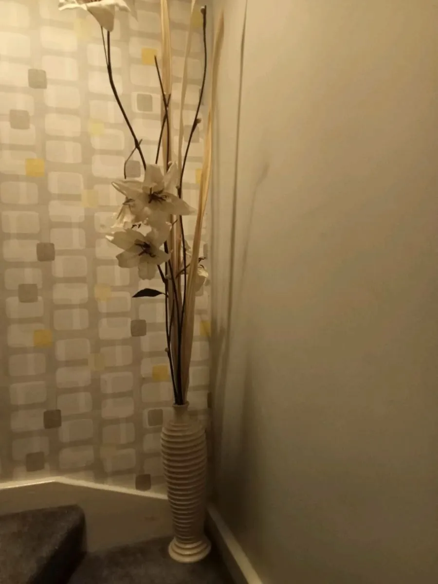 Cream Floor vase with flowers - Image 1