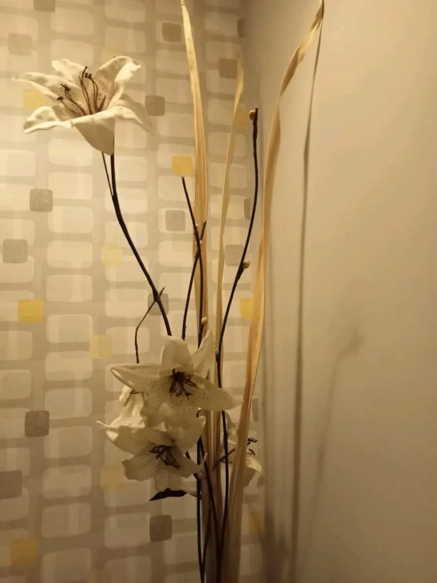 Cream Floor vase with flowers - Image 2