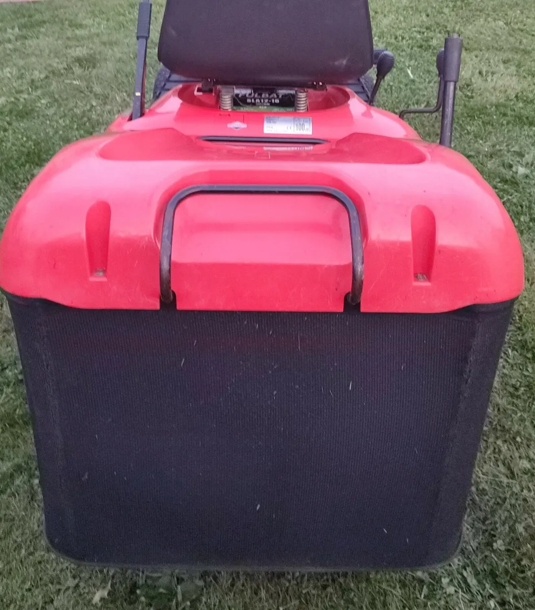 Castle garden ride on lawnmower - Image 4