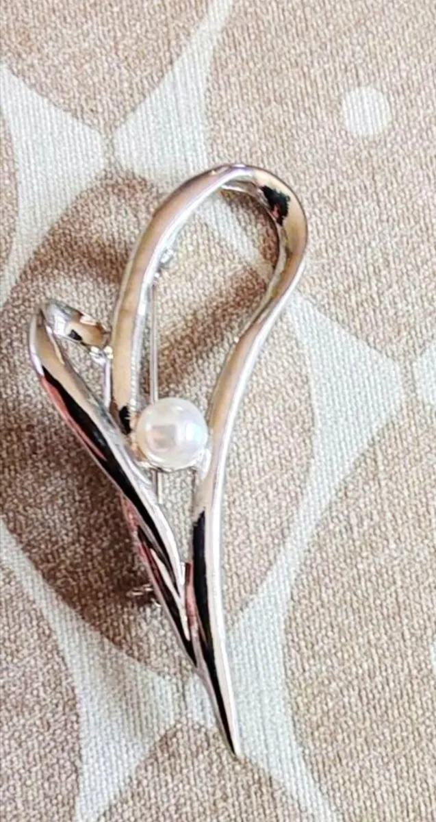 Silvertone brooch - Image 1