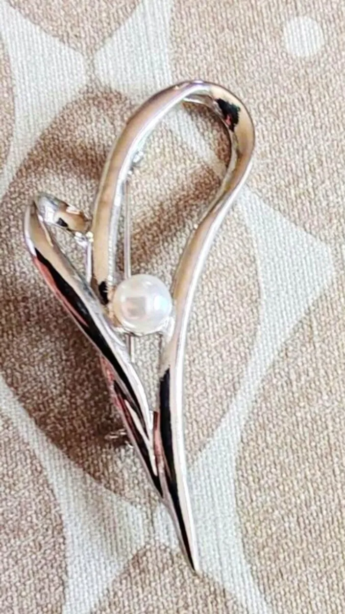 Silvertone brooch - Image 2