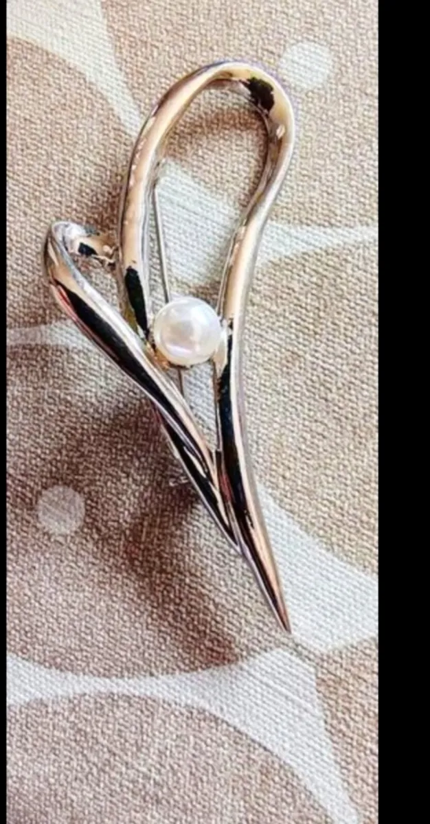 Silvertone brooch - Image 4