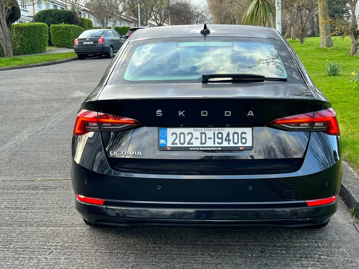 202 SKODA OCTAVIA 2.0 DIESEL AUTOMATIC - Image 4