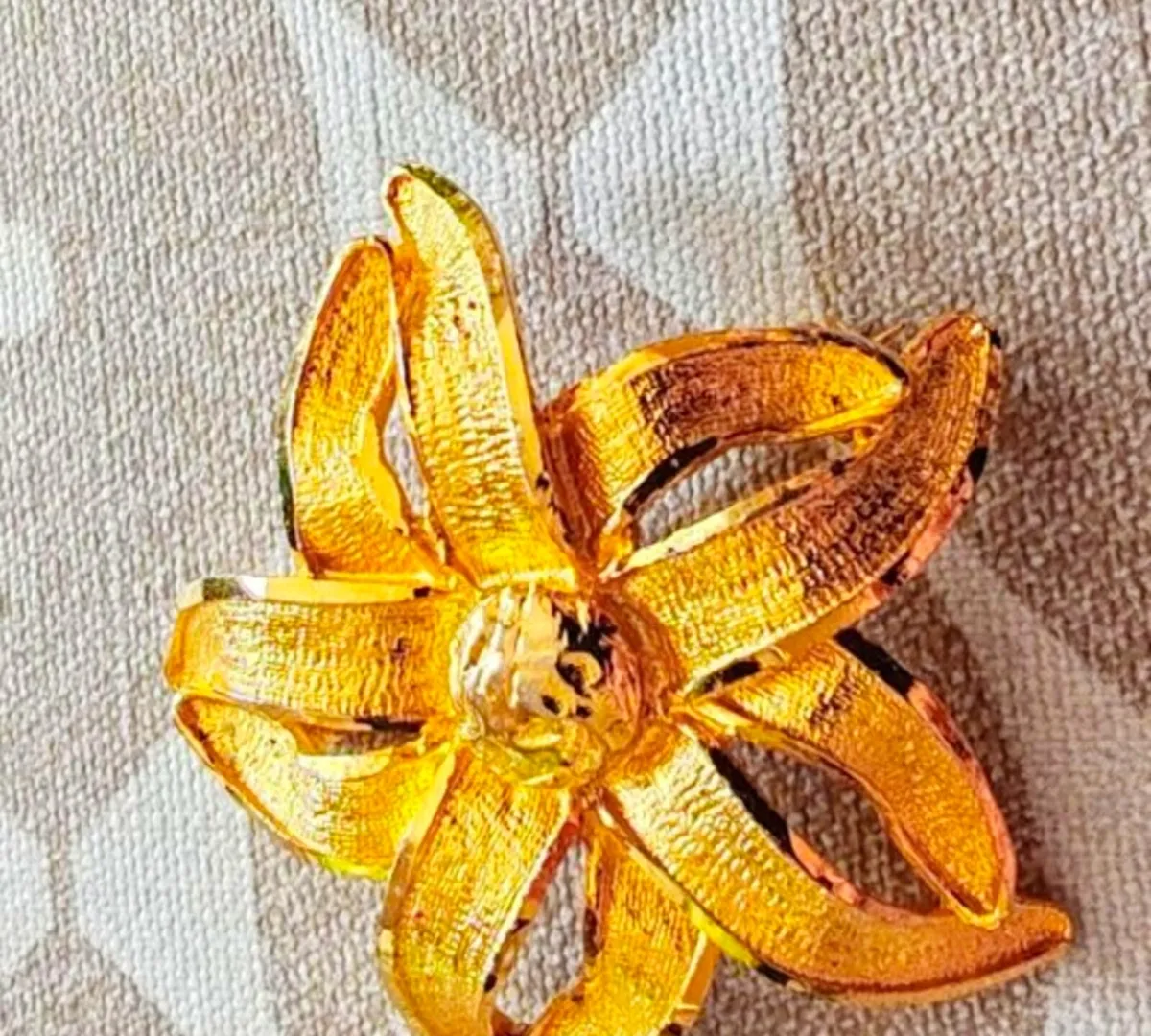 Retro goldtone brooch - Image 1