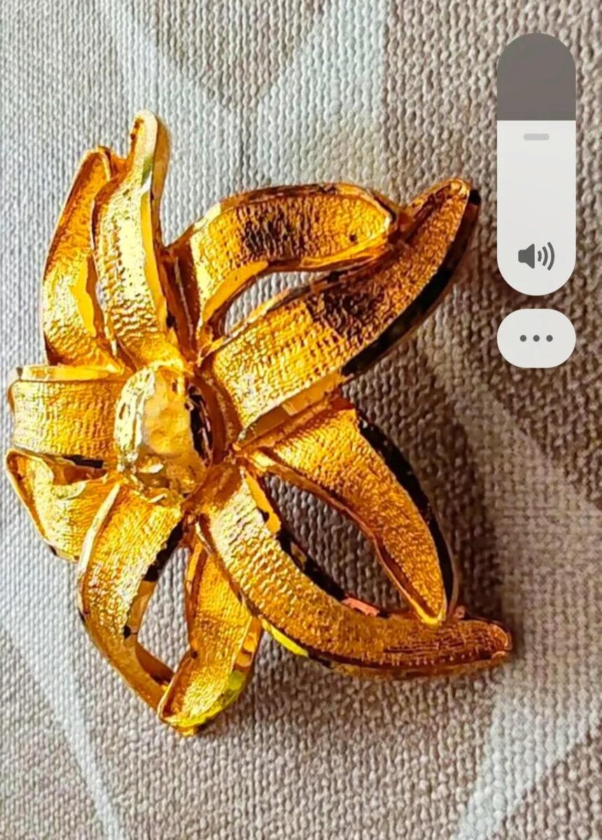Retro goldtone brooch - Image 2