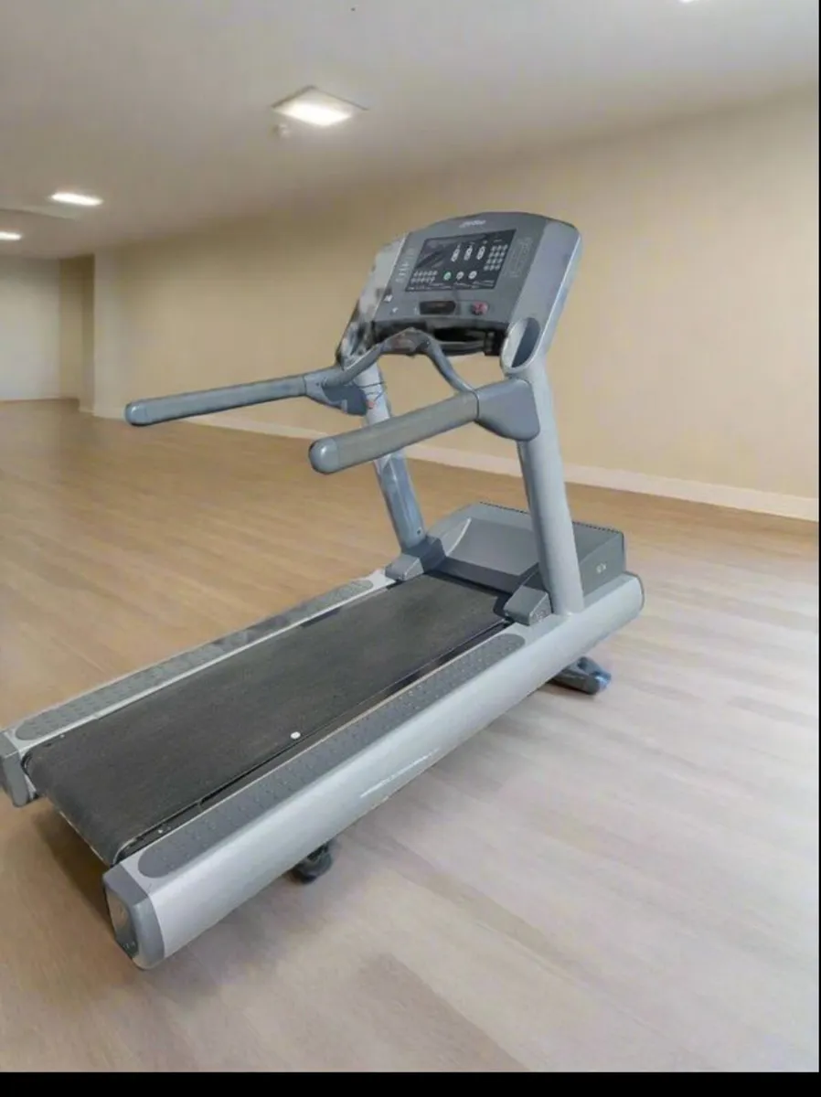 LIFE FITNESS 95TI TREADMILL NEXT TO NEW - Image 1