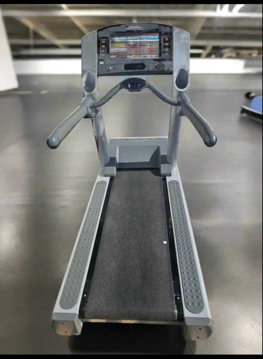 LIFE FITNESS 95TI TREADMILL NEXT TO NEW - Image 2