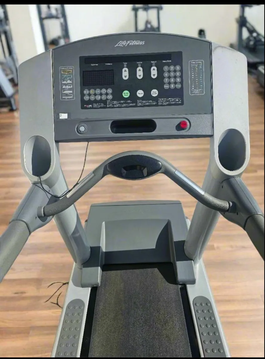 LIFE FITNESS 95TI TREADMILL NEXT TO NEW - Image 3