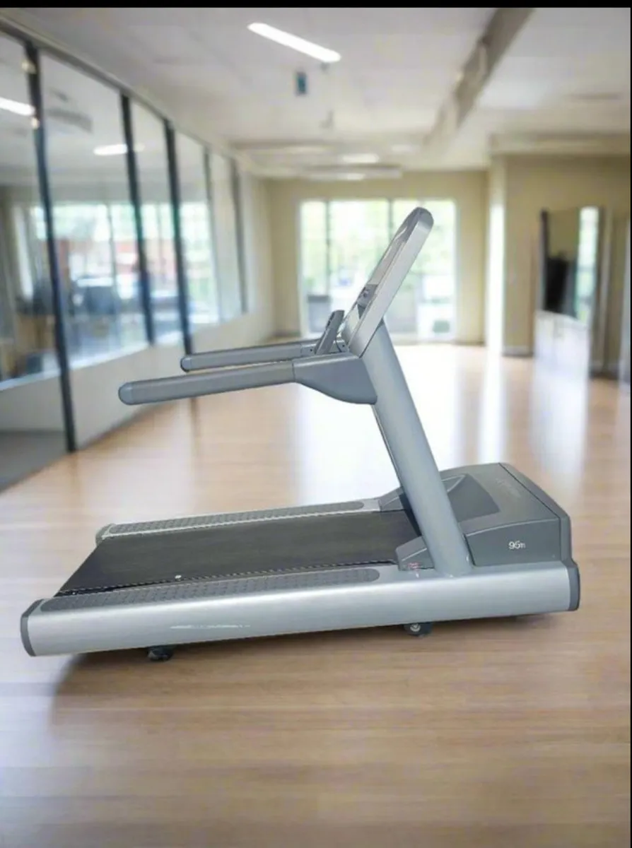 LIFE FITNESS 95TI TREADMILL NEXT TO NEW - Image 4
