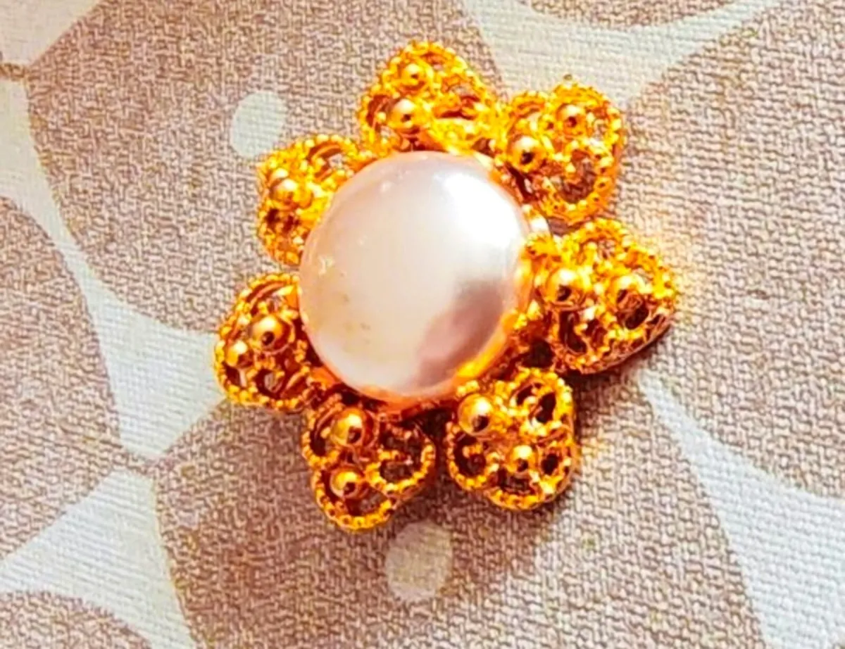 Retro goldtone and pearl brooch - Image 1