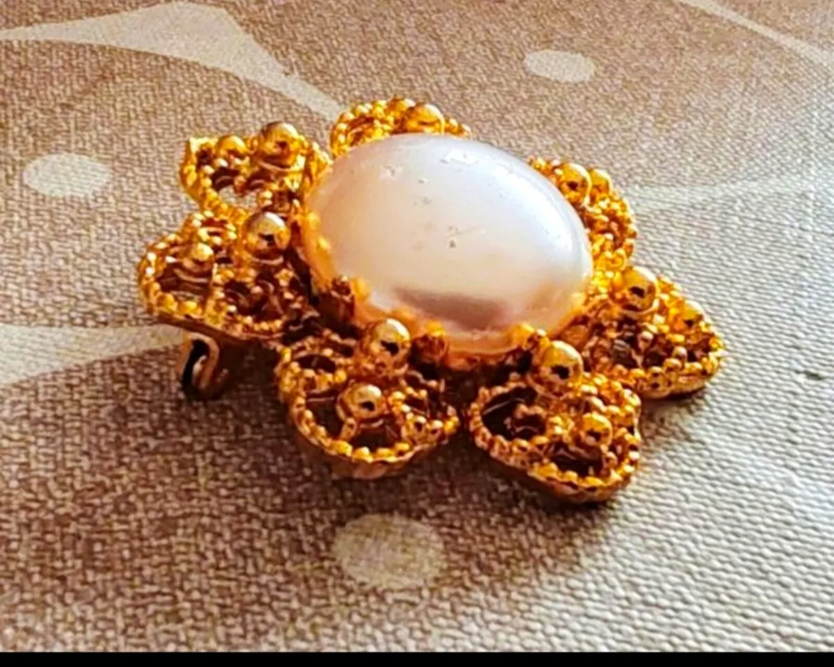 Retro goldtone and pearl brooch - Image 2