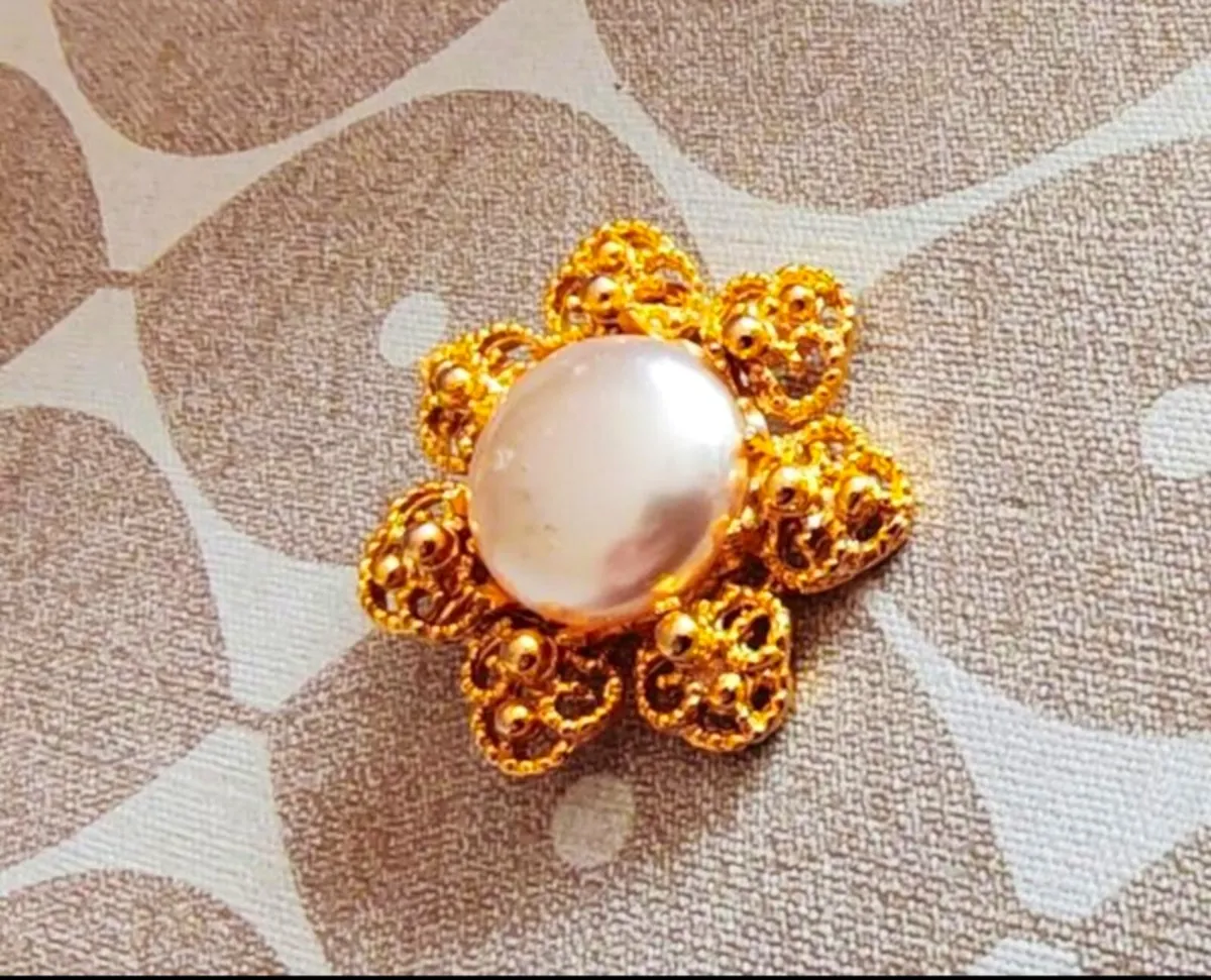 Retro goldtone and pearl brooch - Image 3