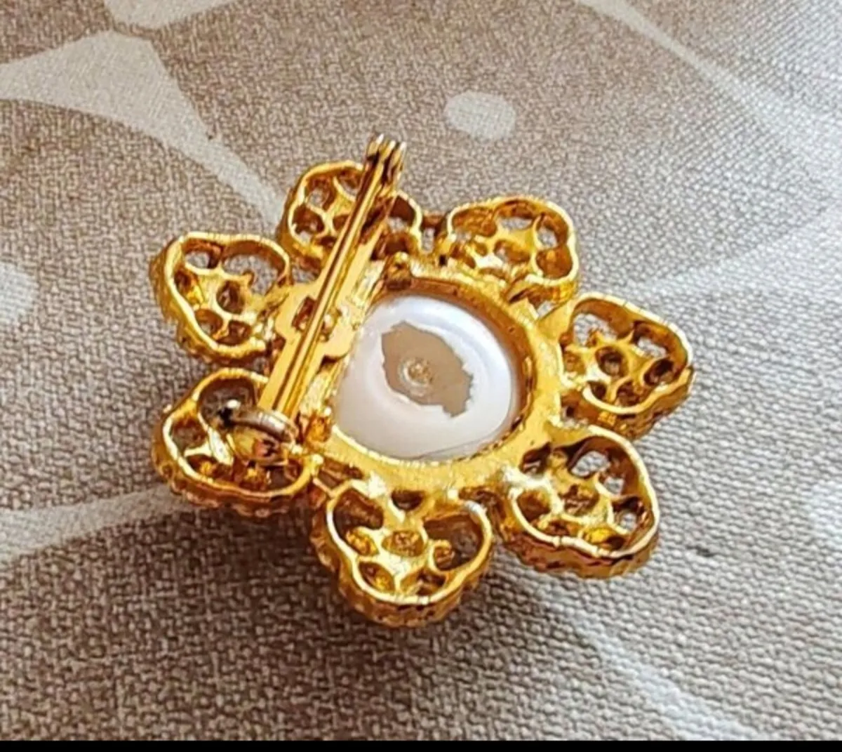 Retro goldtone and pearl brooch - Image 4