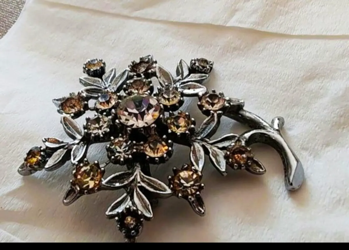 Silvertone brooch - Image 1