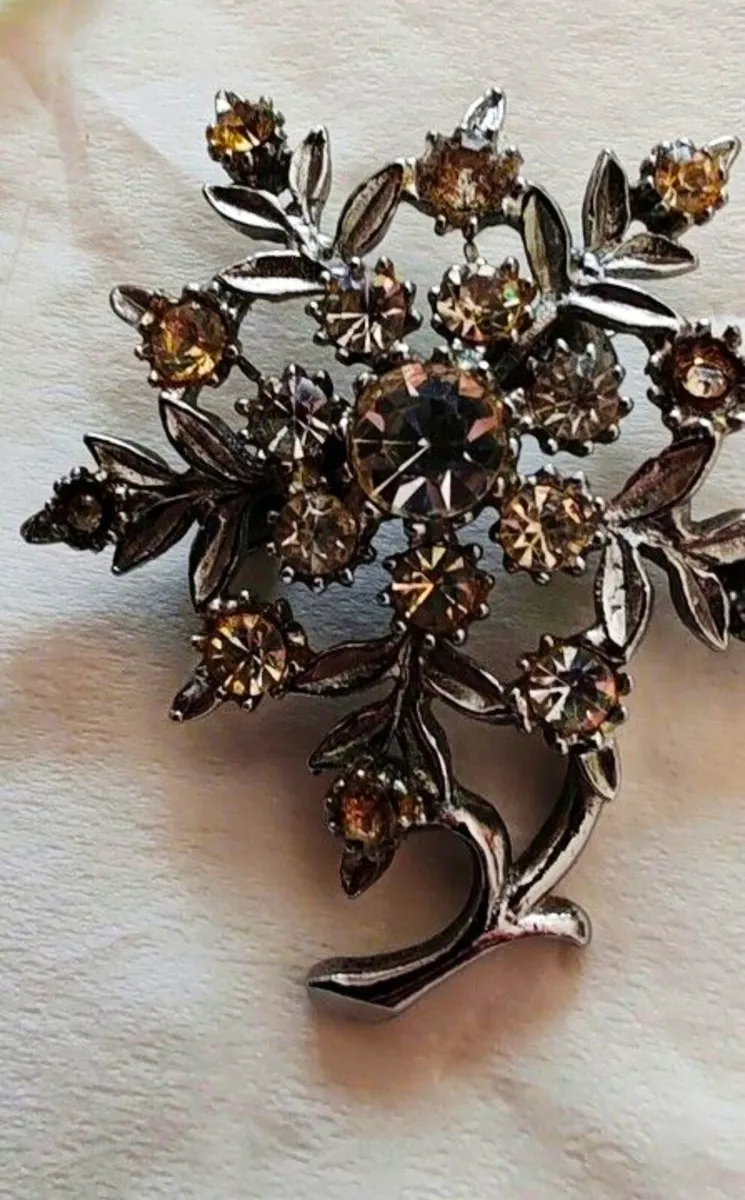 Silvertone brooch - Image 2