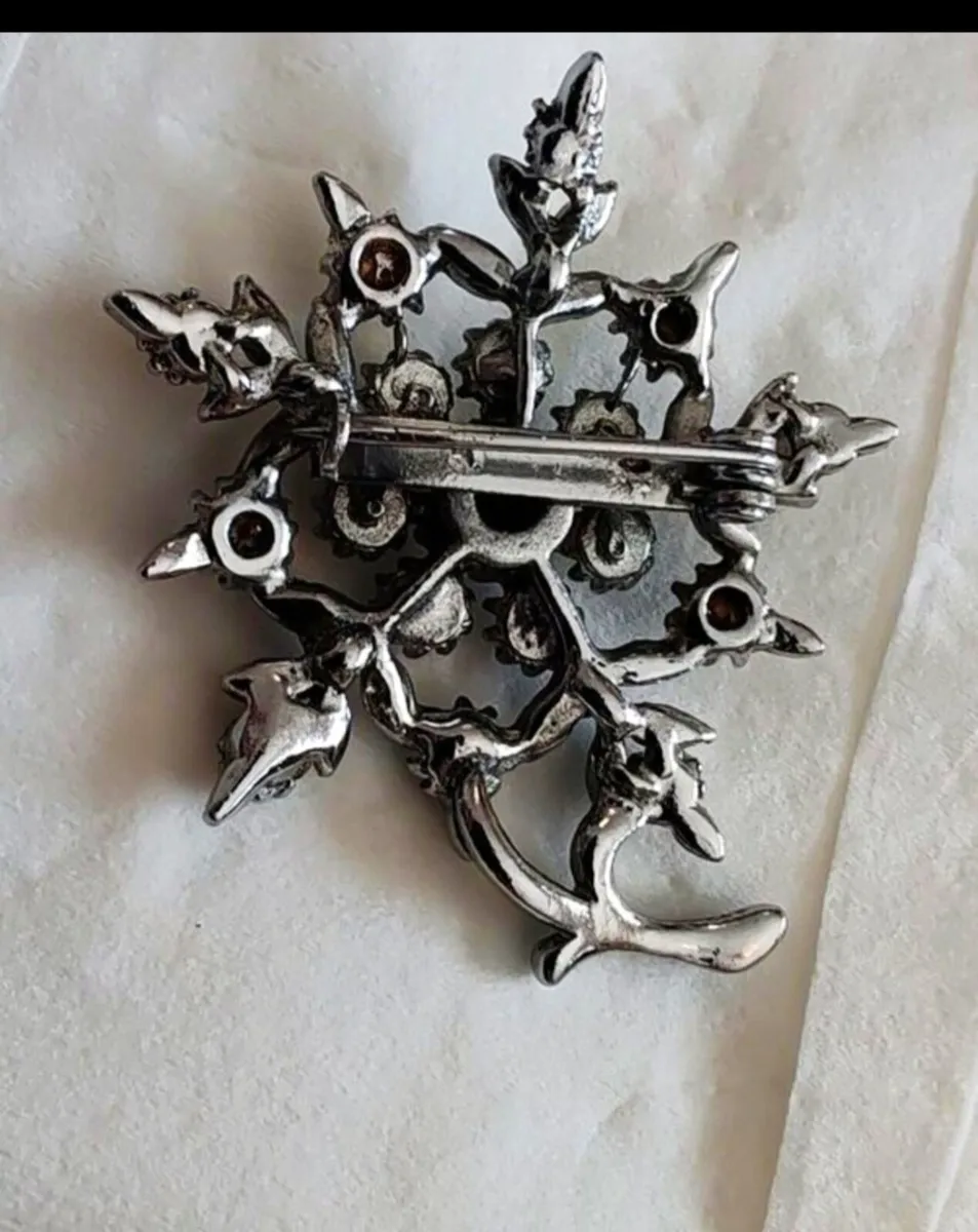 Silvertone brooch - Image 4