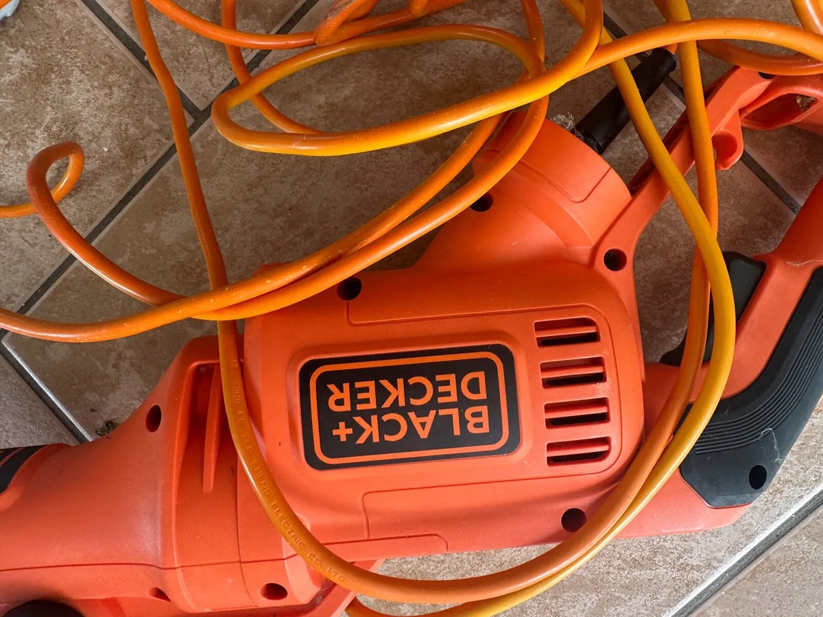 The Black+Decker 550W 30cm Strimmer - Image 1