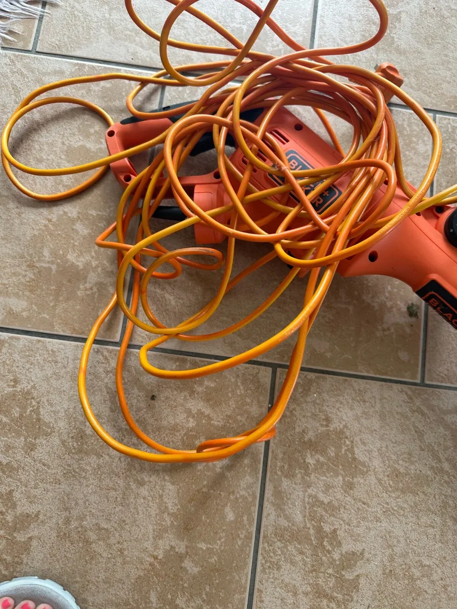 The Black+Decker 550W 30cm Strimmer - Image 2