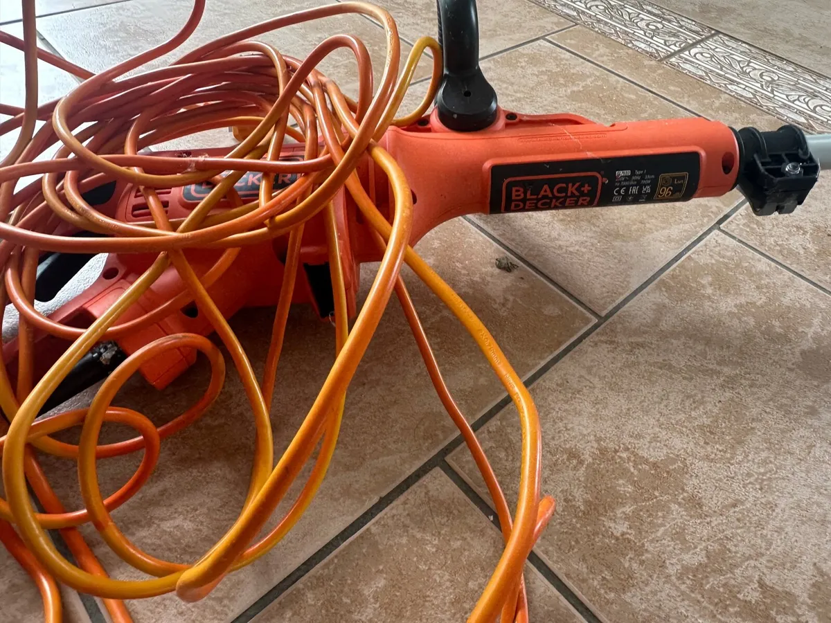 The Black+Decker 550W 30cm Strimmer - Image 4