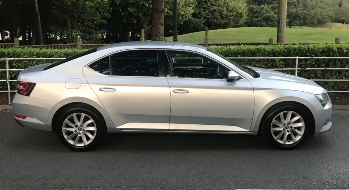 Skoda Superb 1.6 TDI 120bhp Style Edition - Image 4