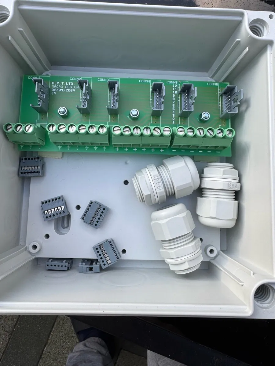 Electronic box - Image 1