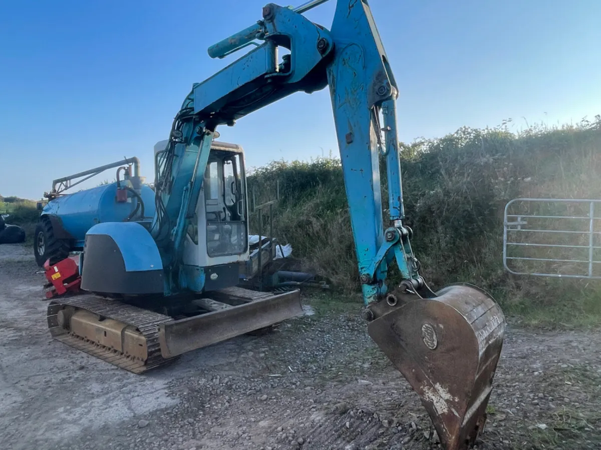 Kobelco 5.5 ton digger - Image 1