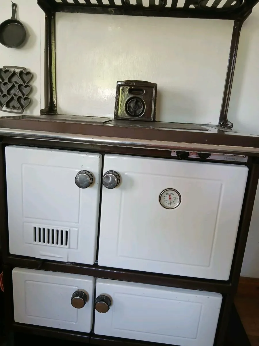 Stanley comeragh solid fuel range with back boiler - Image 1