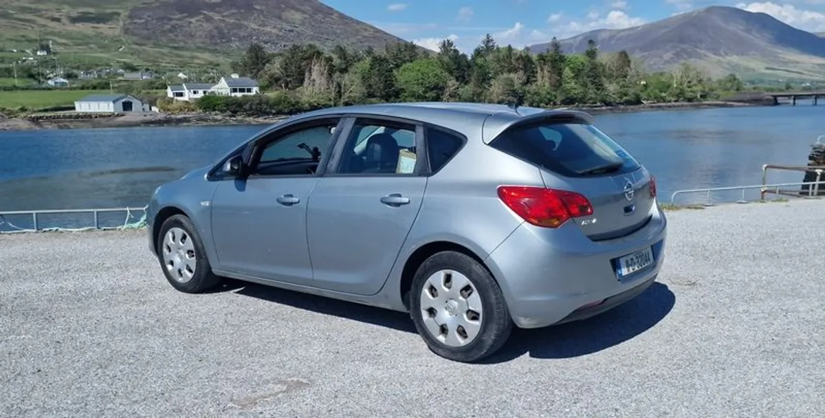2011 Opel Astra - Image 1