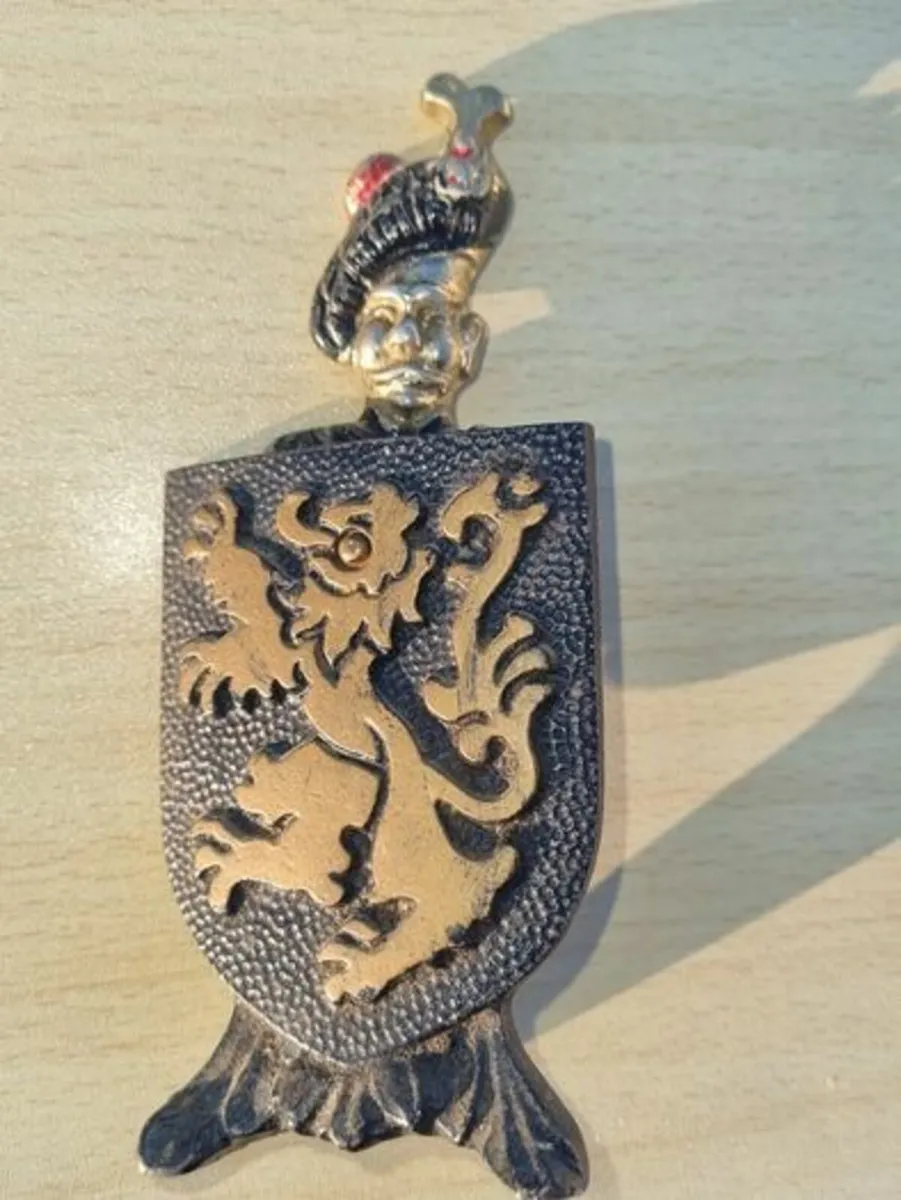 Cast Iron Scottish Guard & Shield Bottle Opener - Image 3