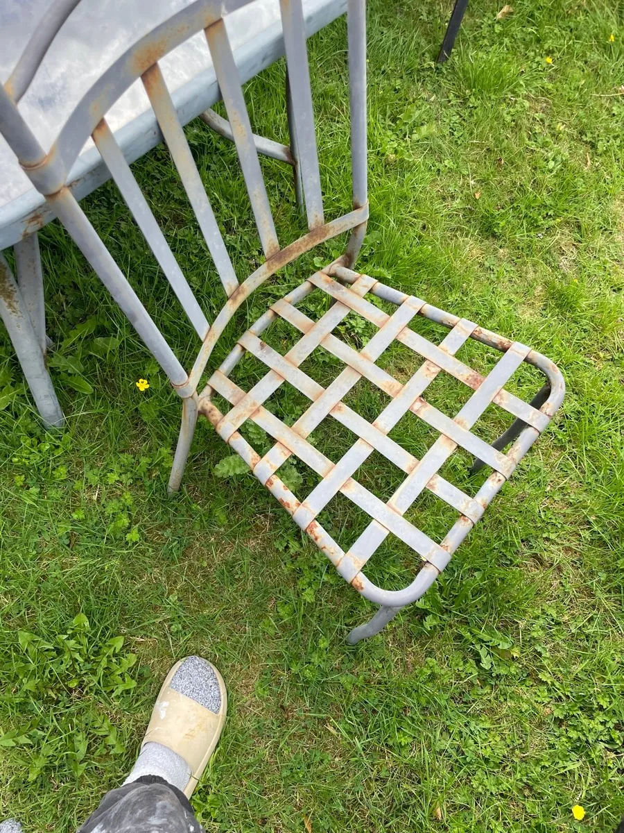 Garden table + 5 chairs - Image 2