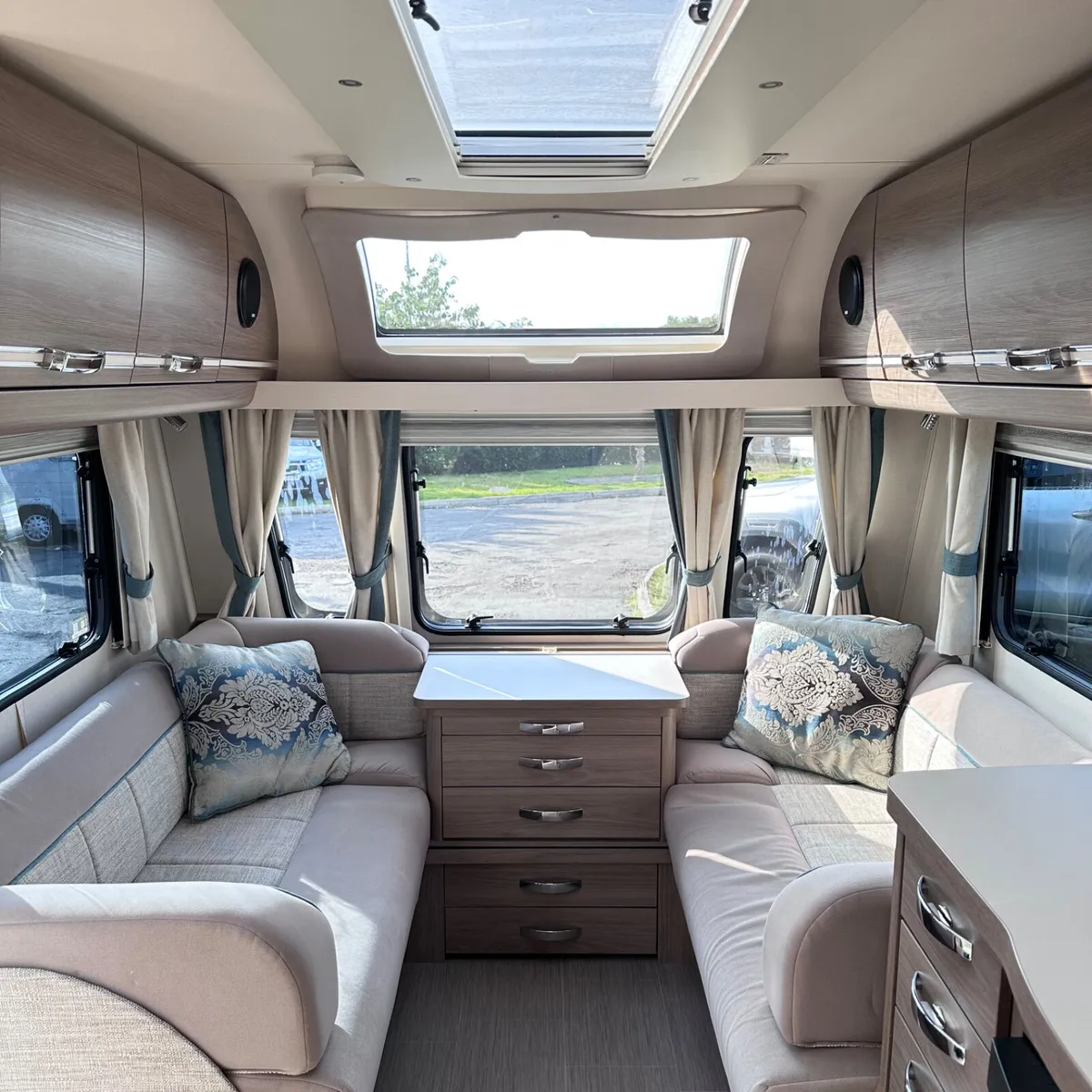 ✨2017 COMPASS CAMINO 4 BERTH ISLAND BED ✨ - Image 4