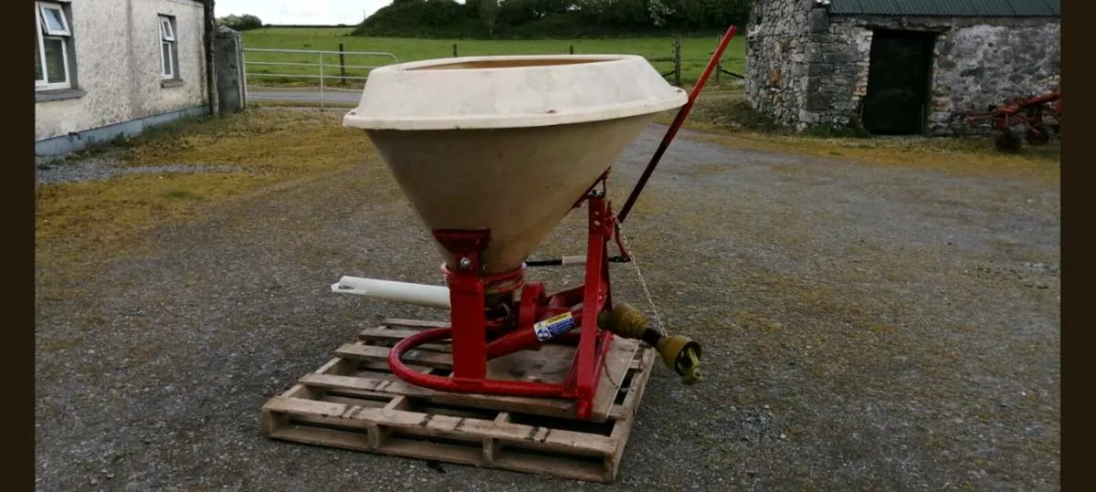 Vicon Fertiliser Spreader - Image 2
