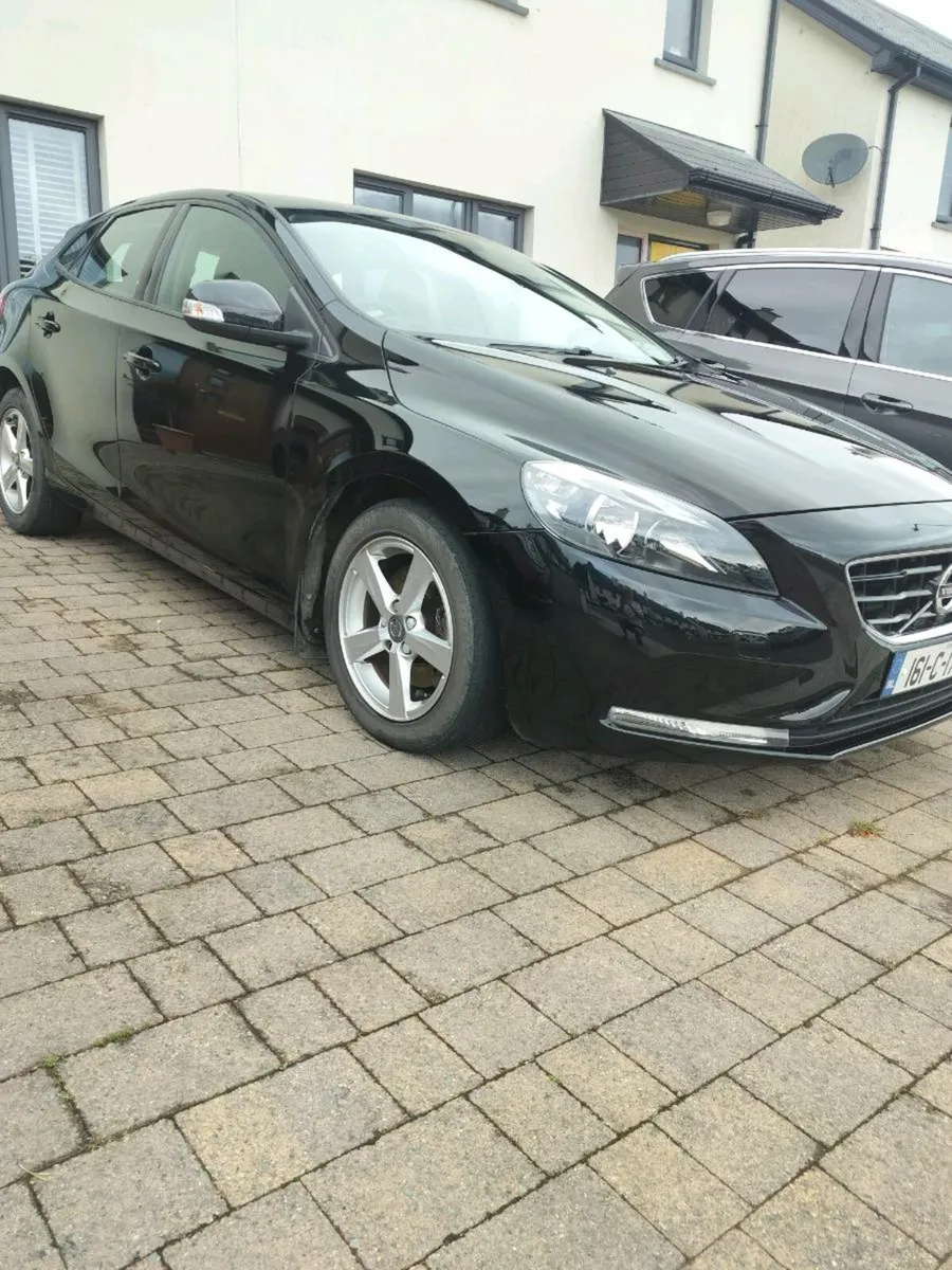 Volvo V40 - Image 1