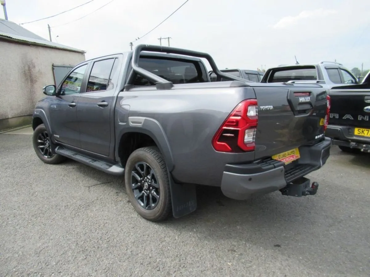 Toyota HiLux 2.8 D-4d Invincible X Pickup Double - Image 2