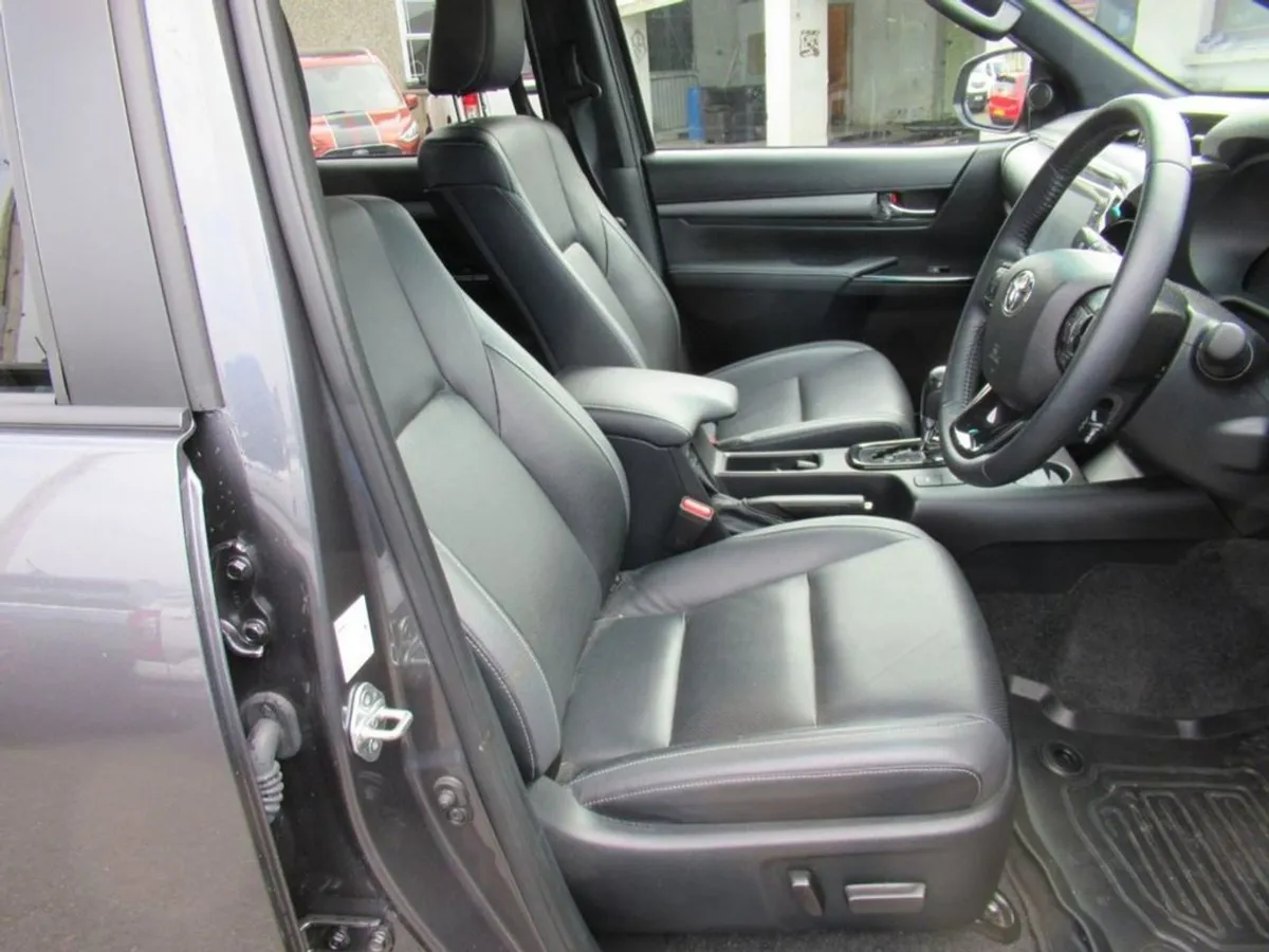Toyota HiLux 2.8 D-4d Invincible X Pickup Double - Image 3