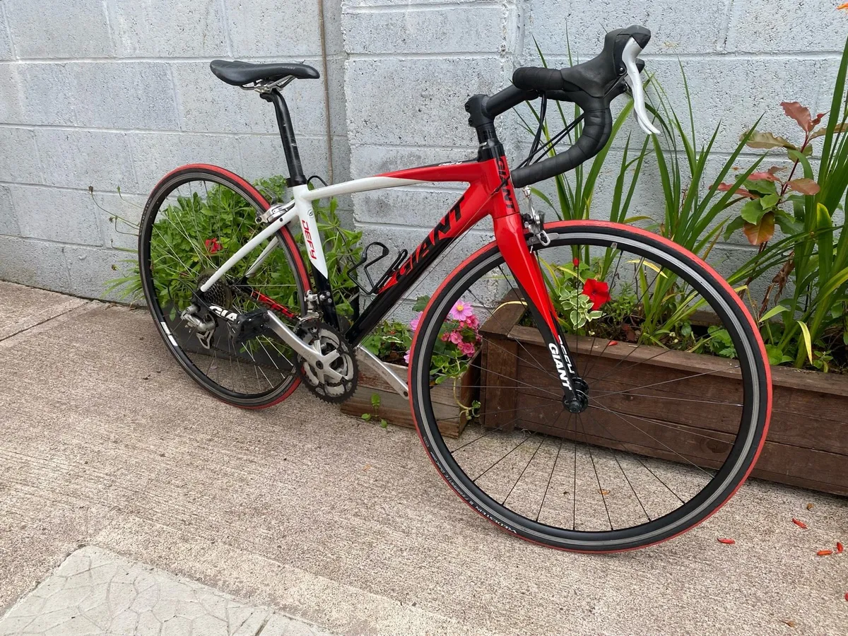 Giant Defy 700x25c wheels 24 speed road bike - Image 1